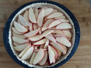rellenar la tarta con las manzanas